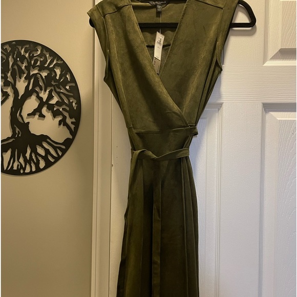 Banana Republic NWT size 0P , wrap dress in Olive - Picture 2 of 8